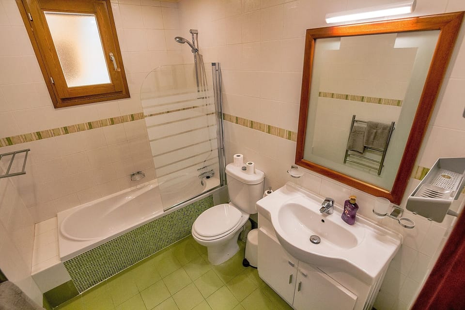 Shower/ tub 