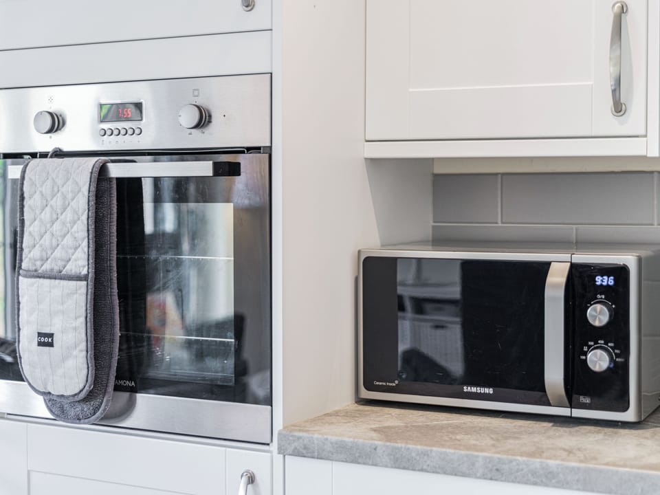 Cottage | Private kitchen | Fridge, microwave, dishwasher, electric kettle