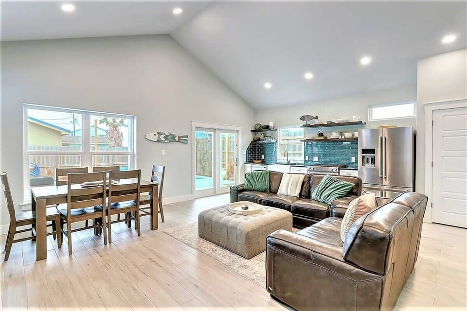 Sitting area with dining area