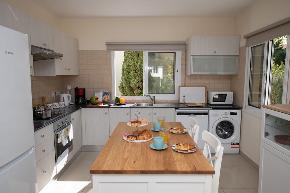Modern and fully equipped kitchen with an island