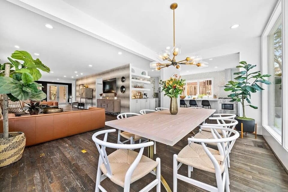 Beautiful Open Concept living with lots of light!