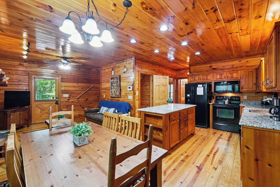 Great kitchen and dining room area for social meal prep. :)
