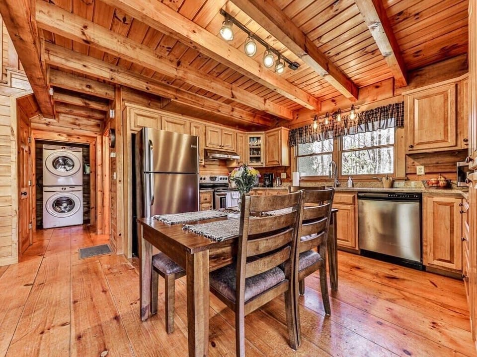 Great eat in kitchen with plenty of room to cook!