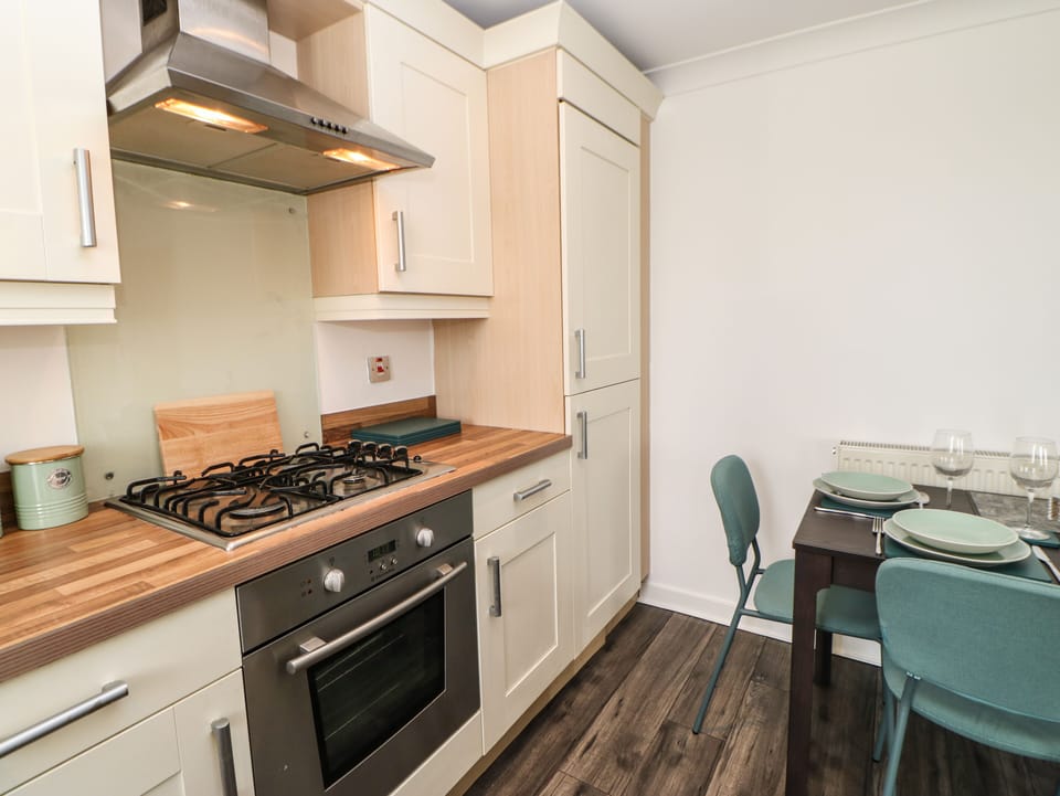 Cottage | Private kitchen | Fridge, microwave, electric kettle, toaster