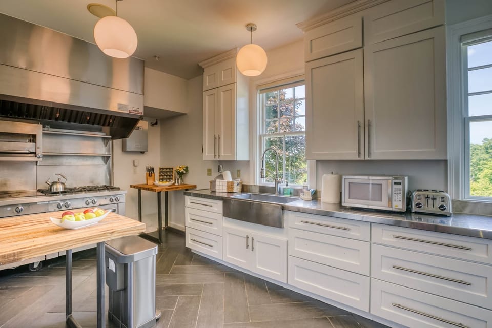 Commercial grade kitchen (2)