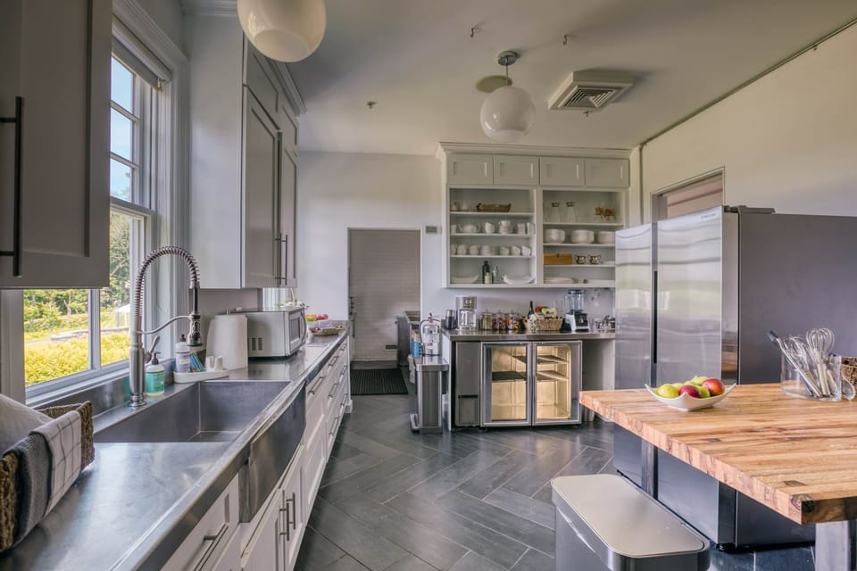 Commercial grade kitchen (1)