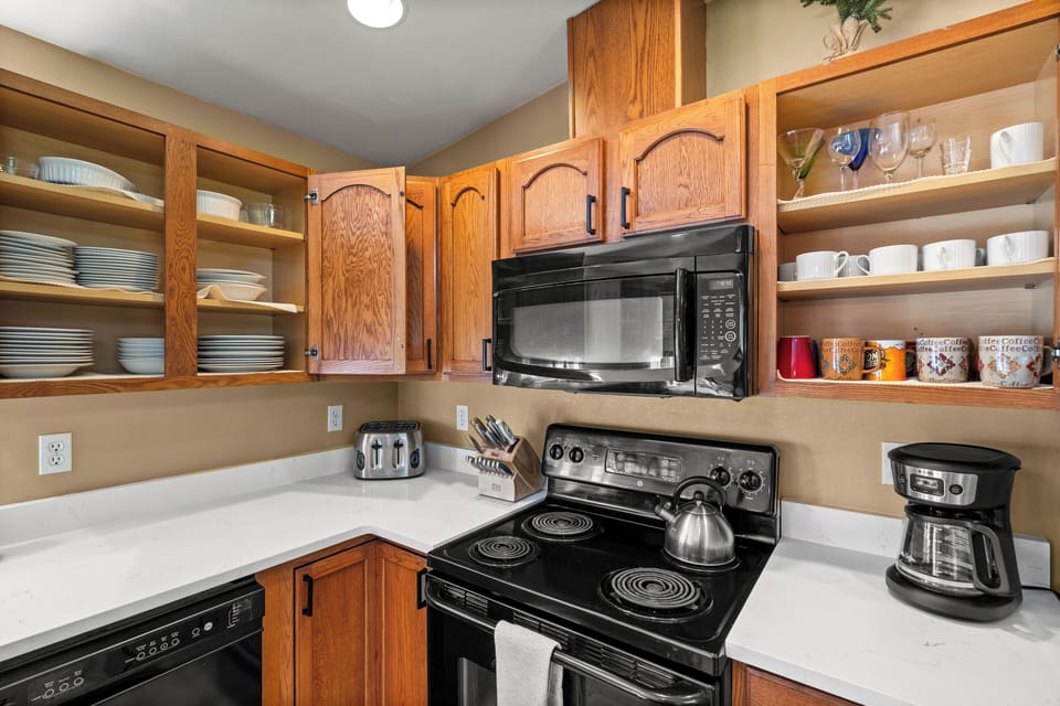 Fully equipped kitchen with all you need for easy meal prep! 