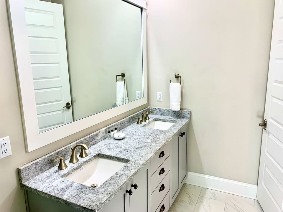 Private bathroom connected to queen bedroom 2