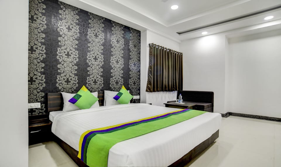 Deluxe Room | Desk, iron/ironing board (on request)