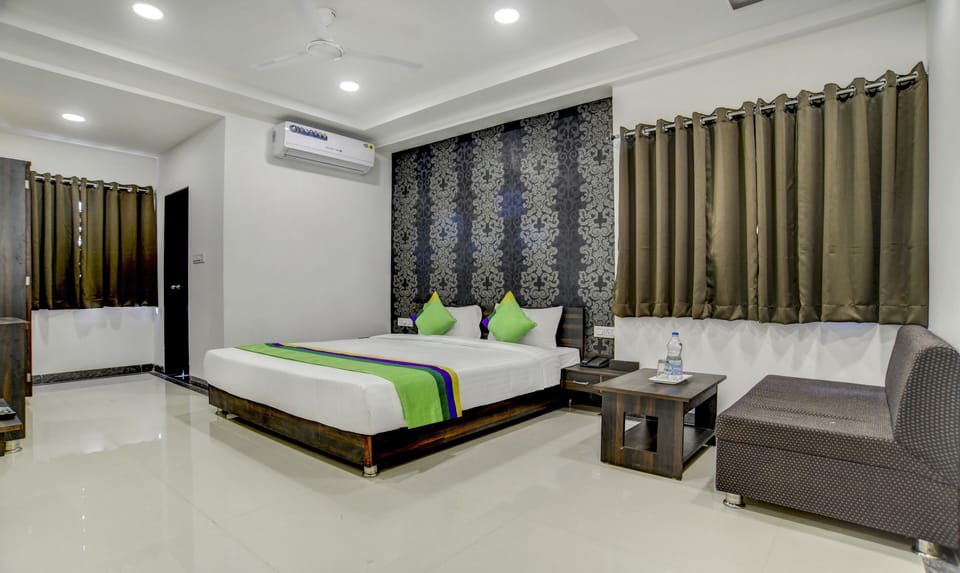 Deluxe Room | Desk, iron/ironing board (on request)
