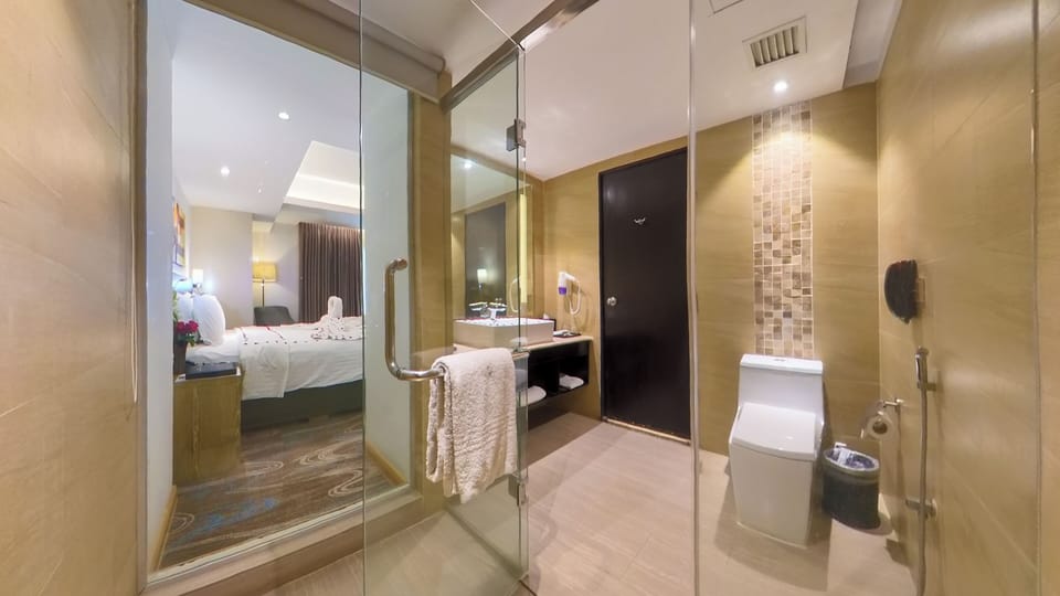 Superior Double Room | Bathroom | Shower, rainfall showerhead, free toiletries, hair dryer