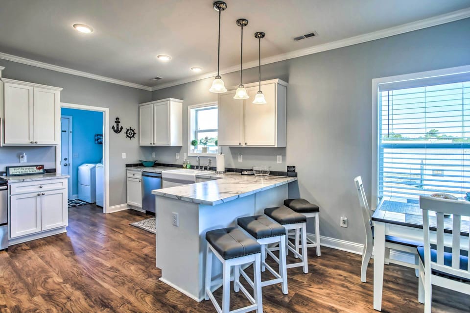 Dining Area | 6-Person Table | 4-Person Breakfast Bar