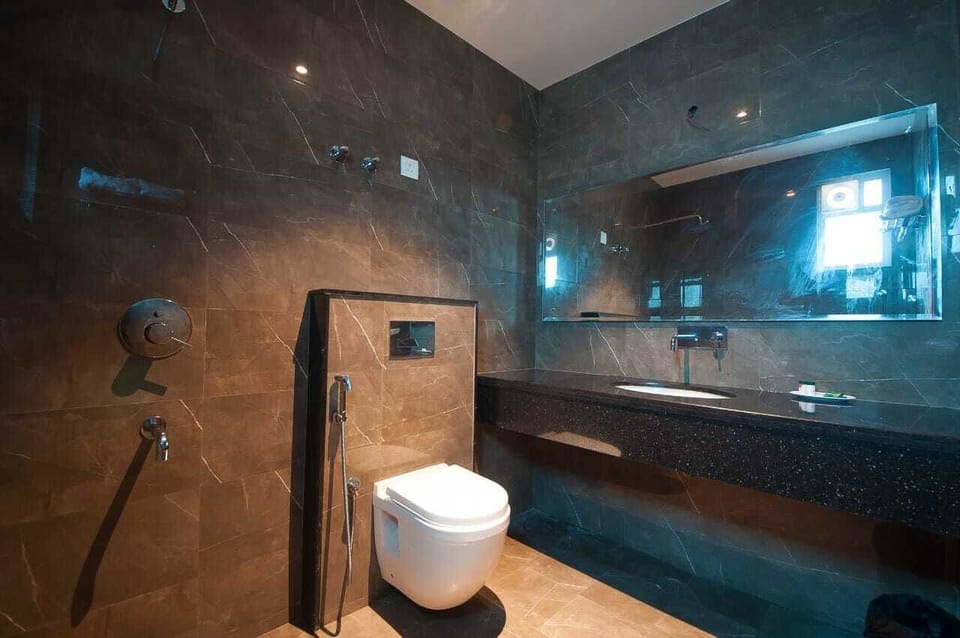 Deluxe Room | Bathroom | Rainfall showerhead, free toiletries, towels, soap