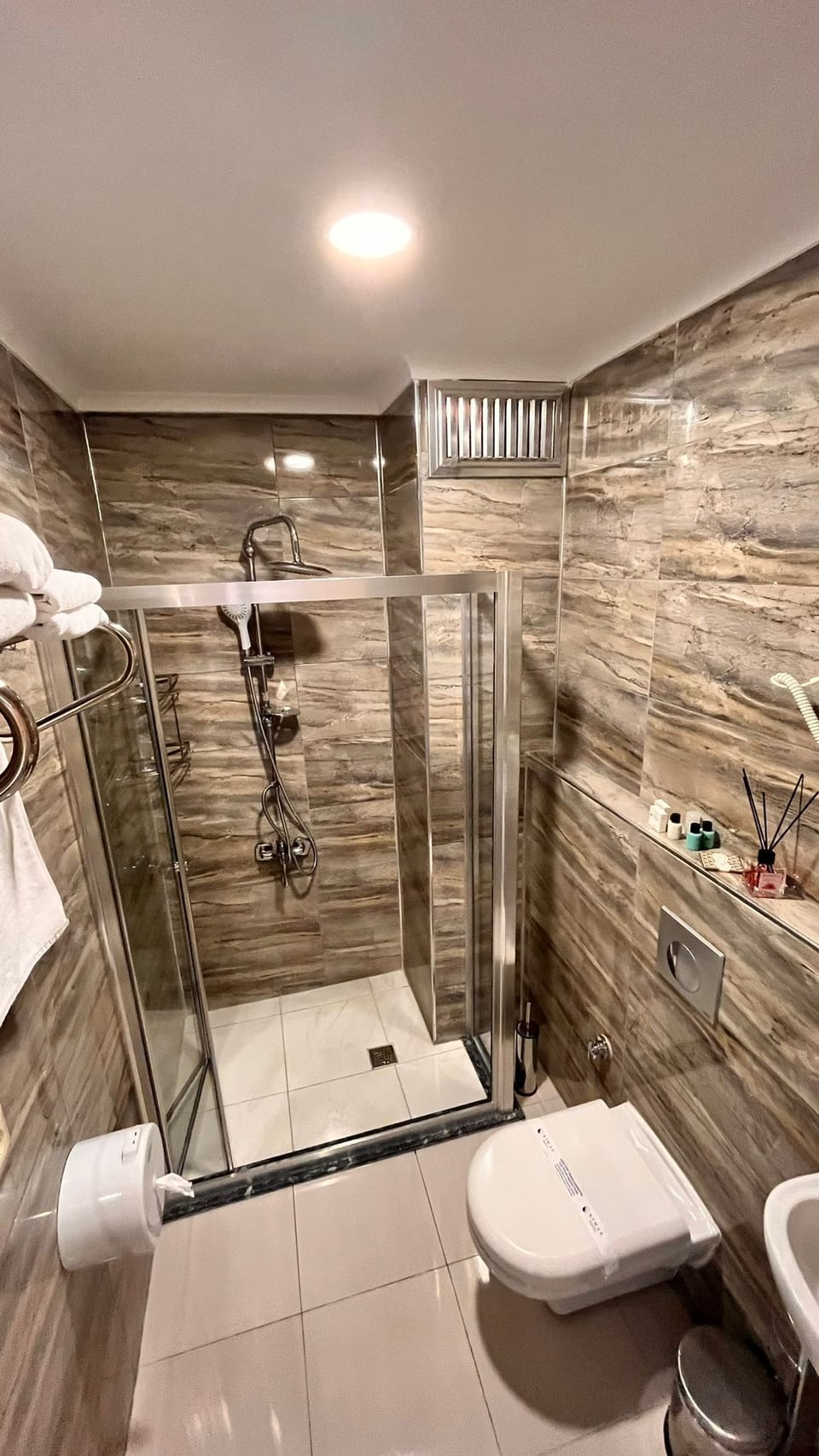 Deluxe Room, Sea View | Bathroom | Shower, rainfall showerhead, hair dryer, slippers