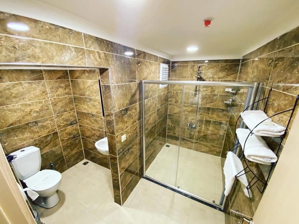 Grand Studio Suite, Sea View | Bathroom | Shower, rainfall showerhead, hair dryer, slippers
