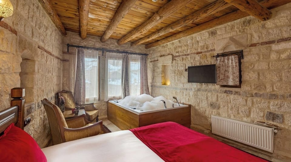 Royal Suite, Jetted Tub, City View | Egyptian cotton sheets, premium bedding, individually decorated