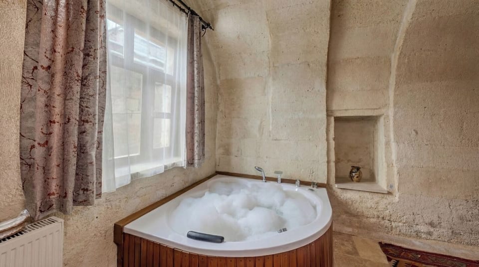Royal Suite, Jetted Tub, City View | Egyptian cotton sheets, premium bedding, individually decorated