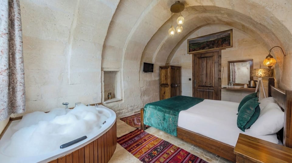 Royal Suite, Jetted Tub, City View | Egyptian cotton sheets, premium bedding, individually decorated