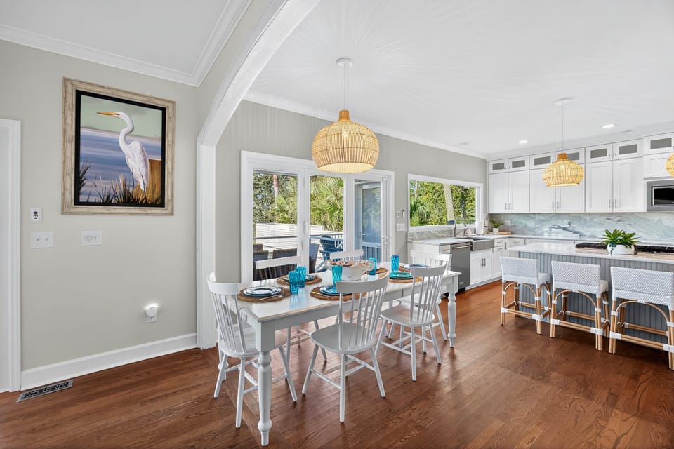 Dining table seats 6 guests with 4 bar stools at the island