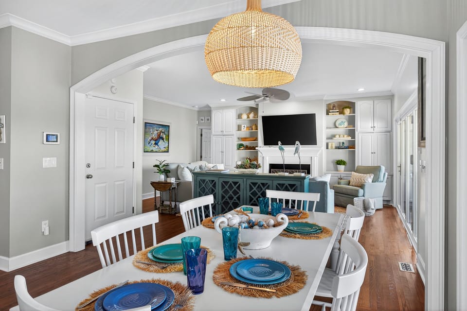 Dining table seats 6 guests
