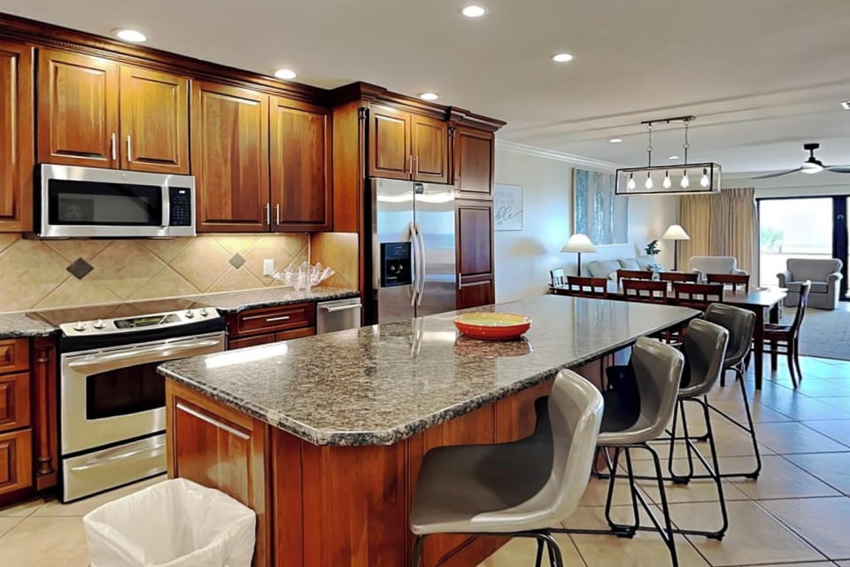 Kitchen - Breakfast Bar Seats Four