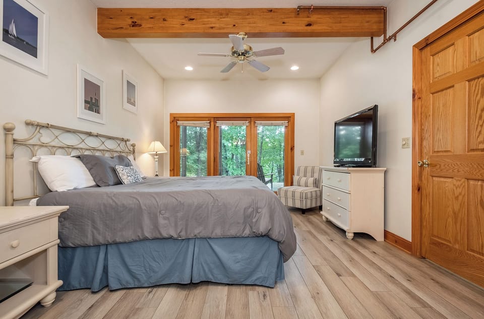 Lakey Mclakehouse by Taylor Made Deep Creek Cottage in Deep Creek Lake