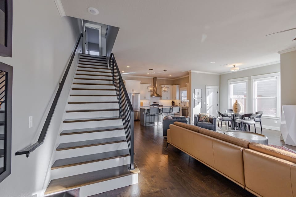 Entry into open living space.