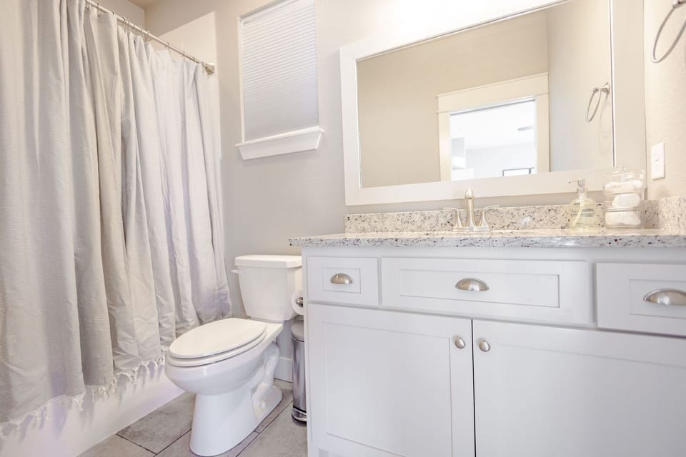 Private Guest Room 3 Full Bath