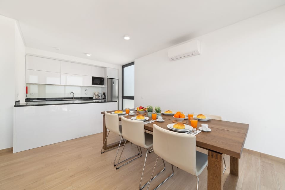 Holiday villa with 3 bedrooms, fully equipped kitchen, private pool, outdoor dining area, wifi, satellite channels and parking. Located just a few metres from local restaurants and hypermarkets a few km from the city centre.