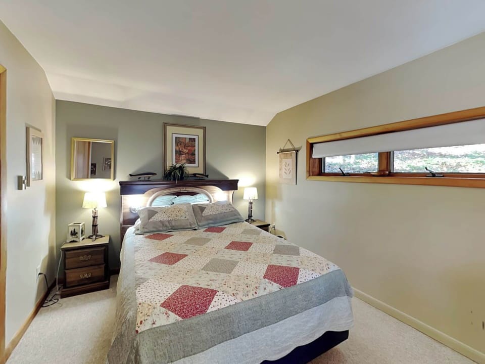 Mountain Escape by Taylor Made Deep Creek Cottage in Deep Creek Lake