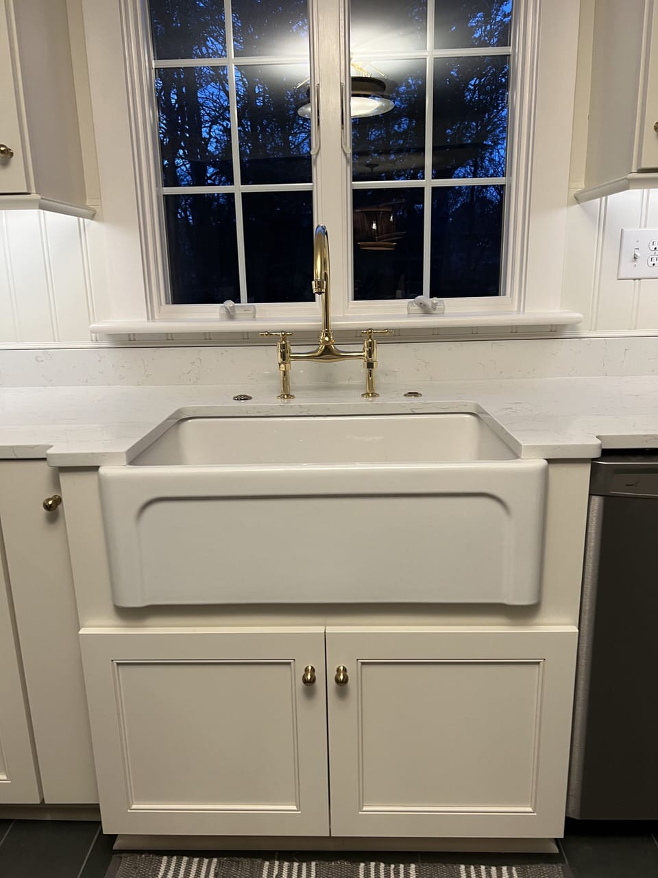Kitchen apron front sink