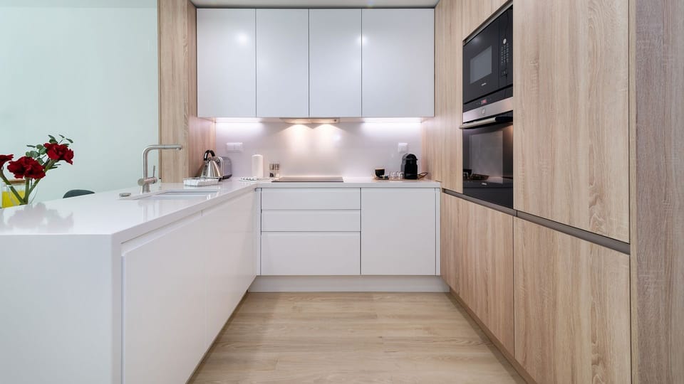 Cook, dine, and feel at home in this sleek contemporary kitchen with premium appliances and plenty of space to create your favourite meals. #ModernKitchen #HomeAwayFromHome #FullyEquipped #HolidayRental #Portugal #PT #Lisbon