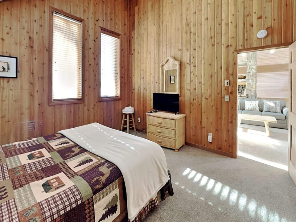 Shoreline Chateau by Taylor Made Deep Creek Cottage in Deep Creek Lake