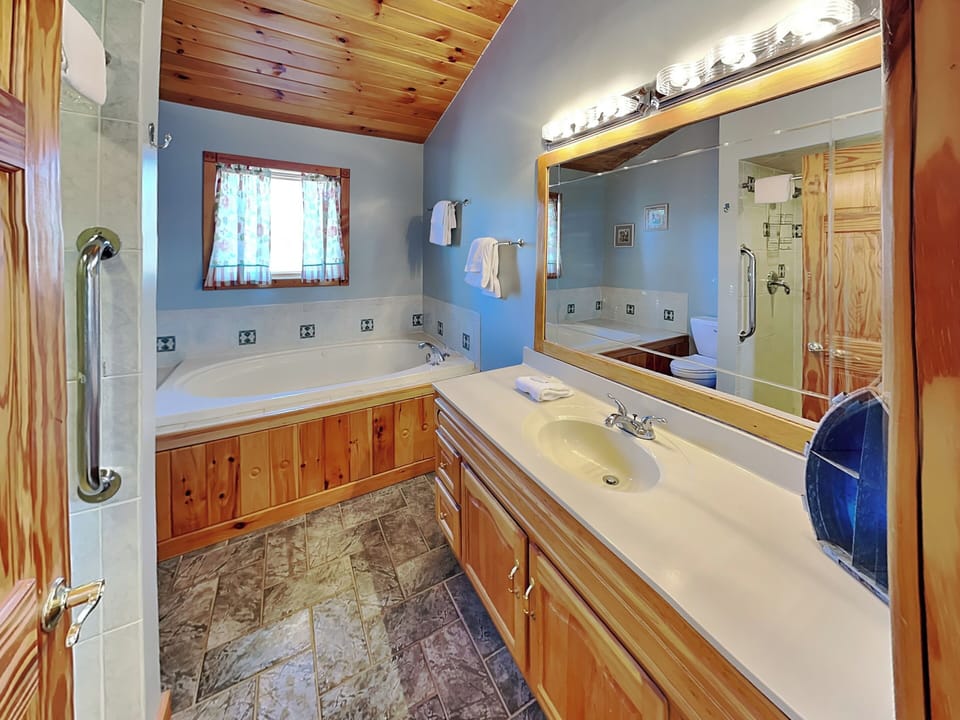 Sunkissed Lodge by Taylor Made Deep Creek Cottage in McHenry