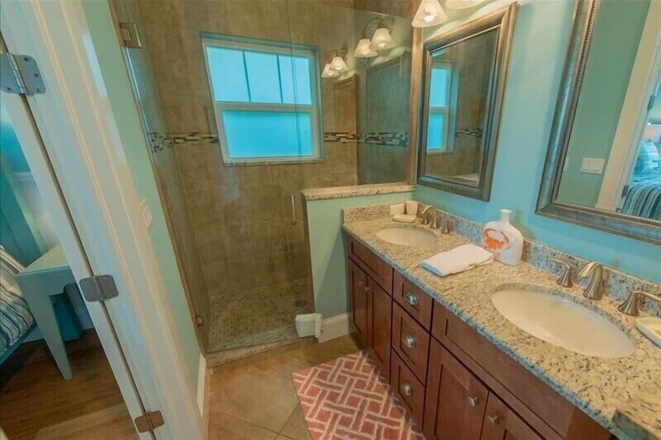 main level King bedroom 2 en suite bathroom