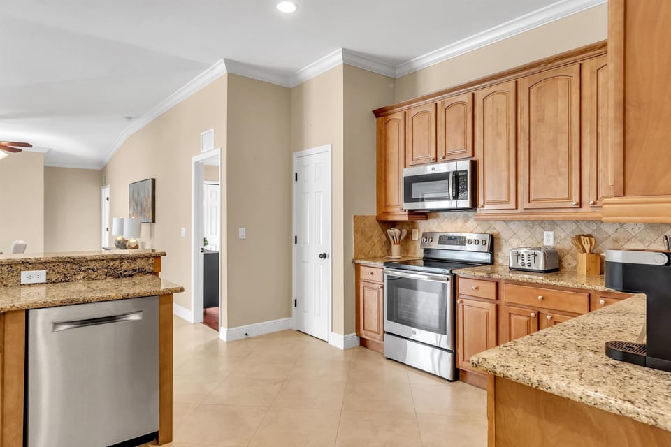 Everything you need to cook and entertain—this kitchen has all the essentials!