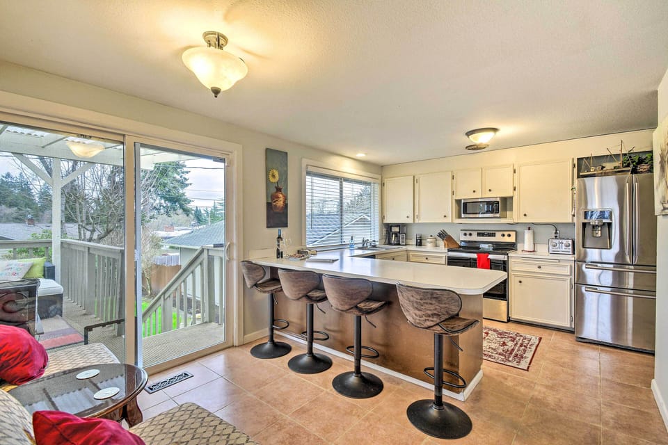 Dining Area | Breakfast Bar w/ Additional Seating
