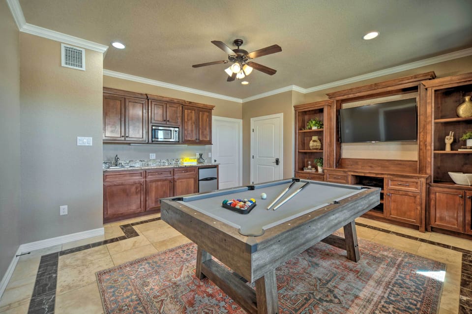 Game Room | Wet Bar | Central A/C & Heat