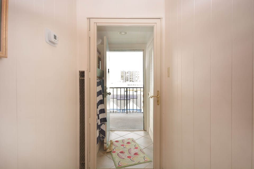 ENTRY-HALL-WITH-STORM-DOOR