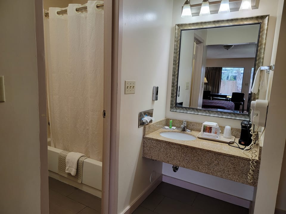 Combined shower/tub, free toiletries, hair dryer, towels