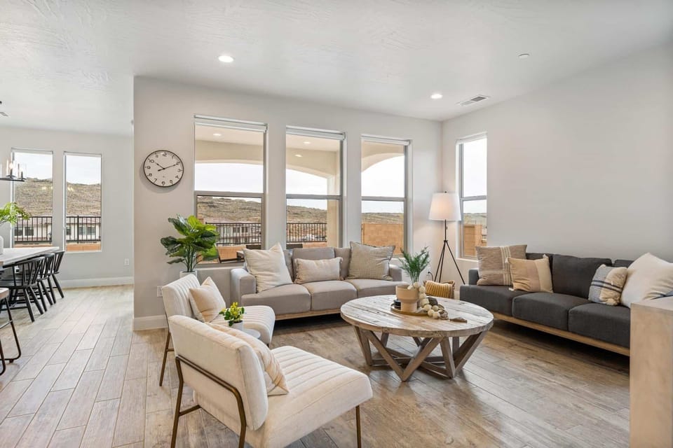 House, 5 Bedrooms | Living area | Smart TV, streaming services