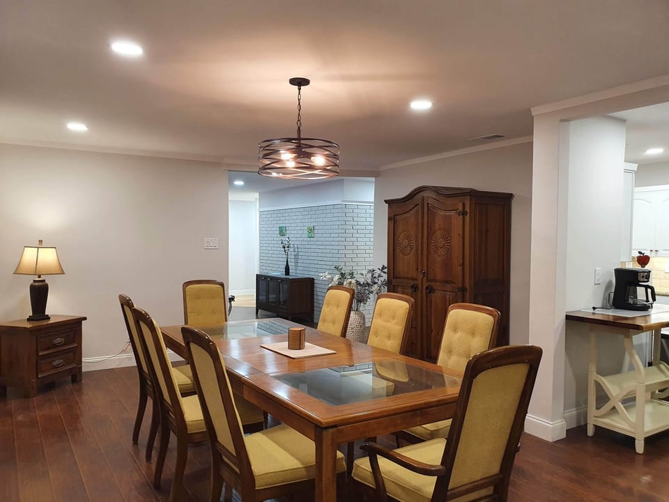 Dining room view to entry and kitchen 
