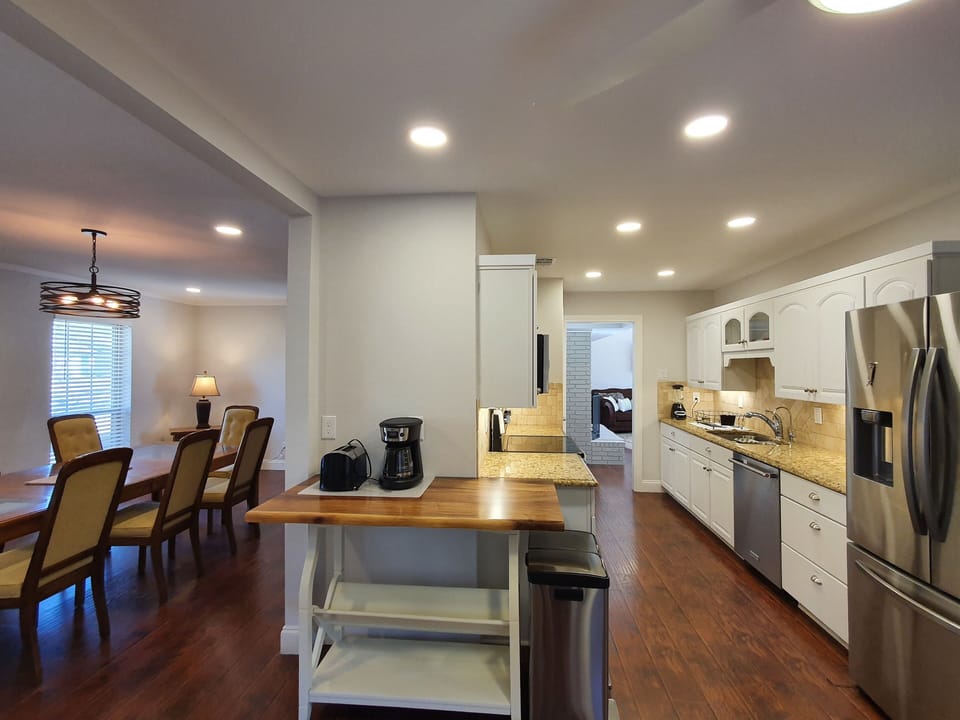 Dining room, kitchen 