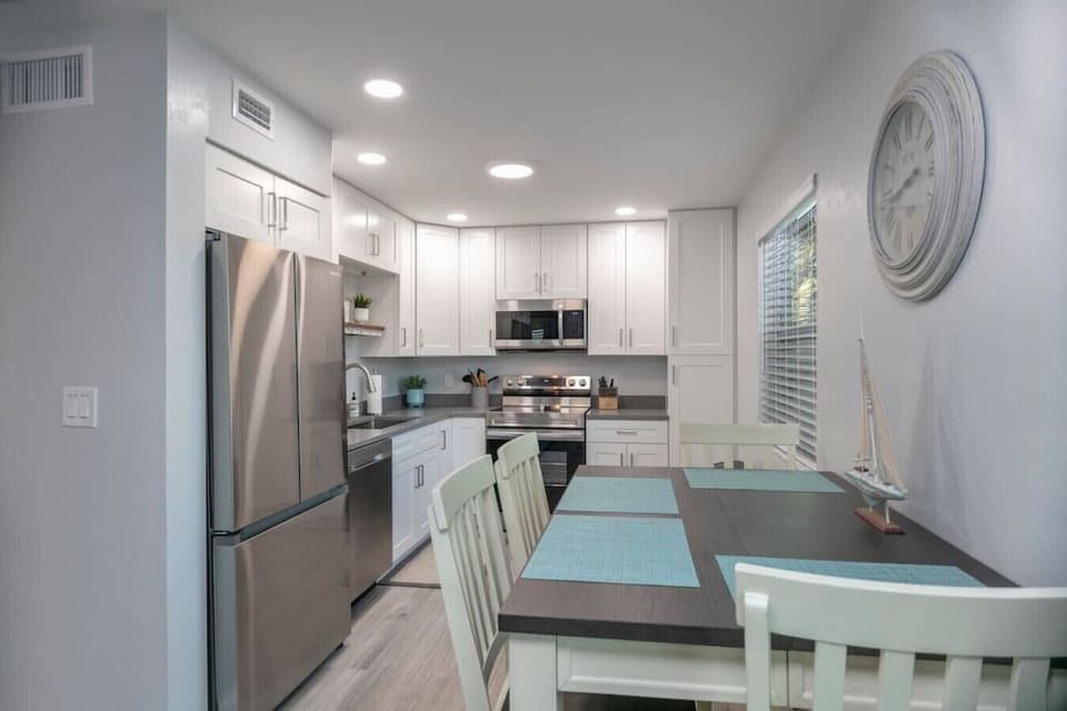 1 of 3 eat in kitchens