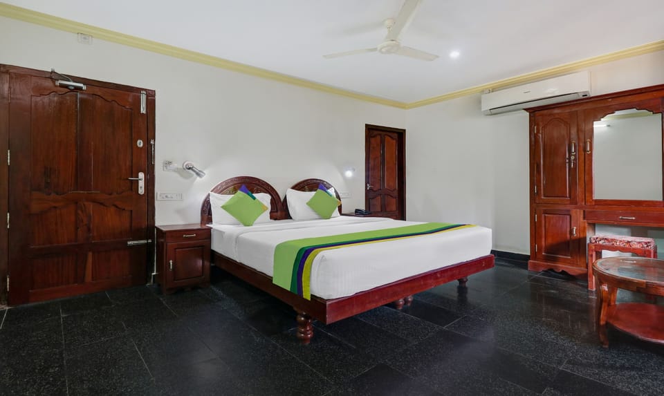 Deluxe Room | Blackout drapes, iron/ironing board, bed sheets
