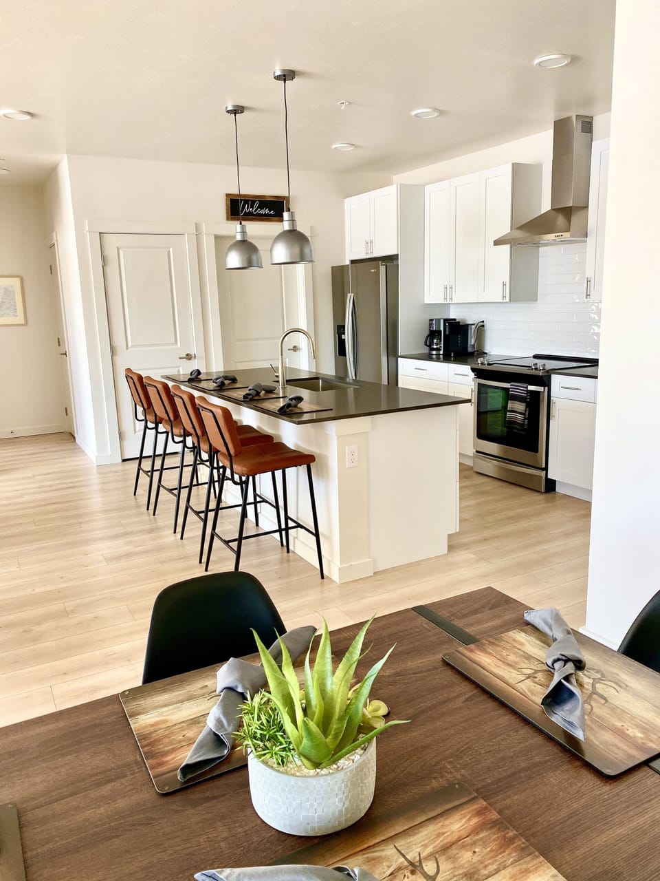 Easily share a meal with guests at the kitchen island