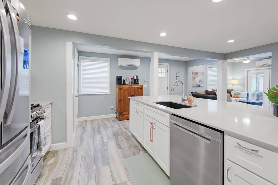 Large Sink - Dishwasher - lots of counter space!