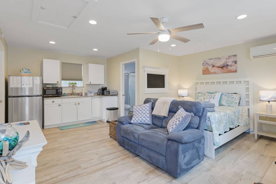 Cozy Studio with Kitchenette and En suite Bathroom with shower