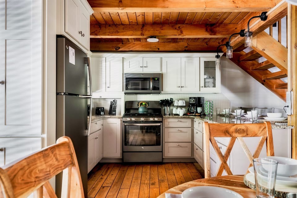 Updated Fully stocked Kitchen