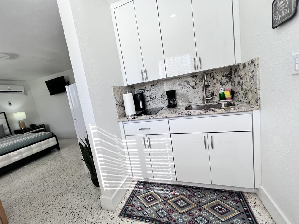Studio, 1 Bedroom, Balcony | Private kitchen